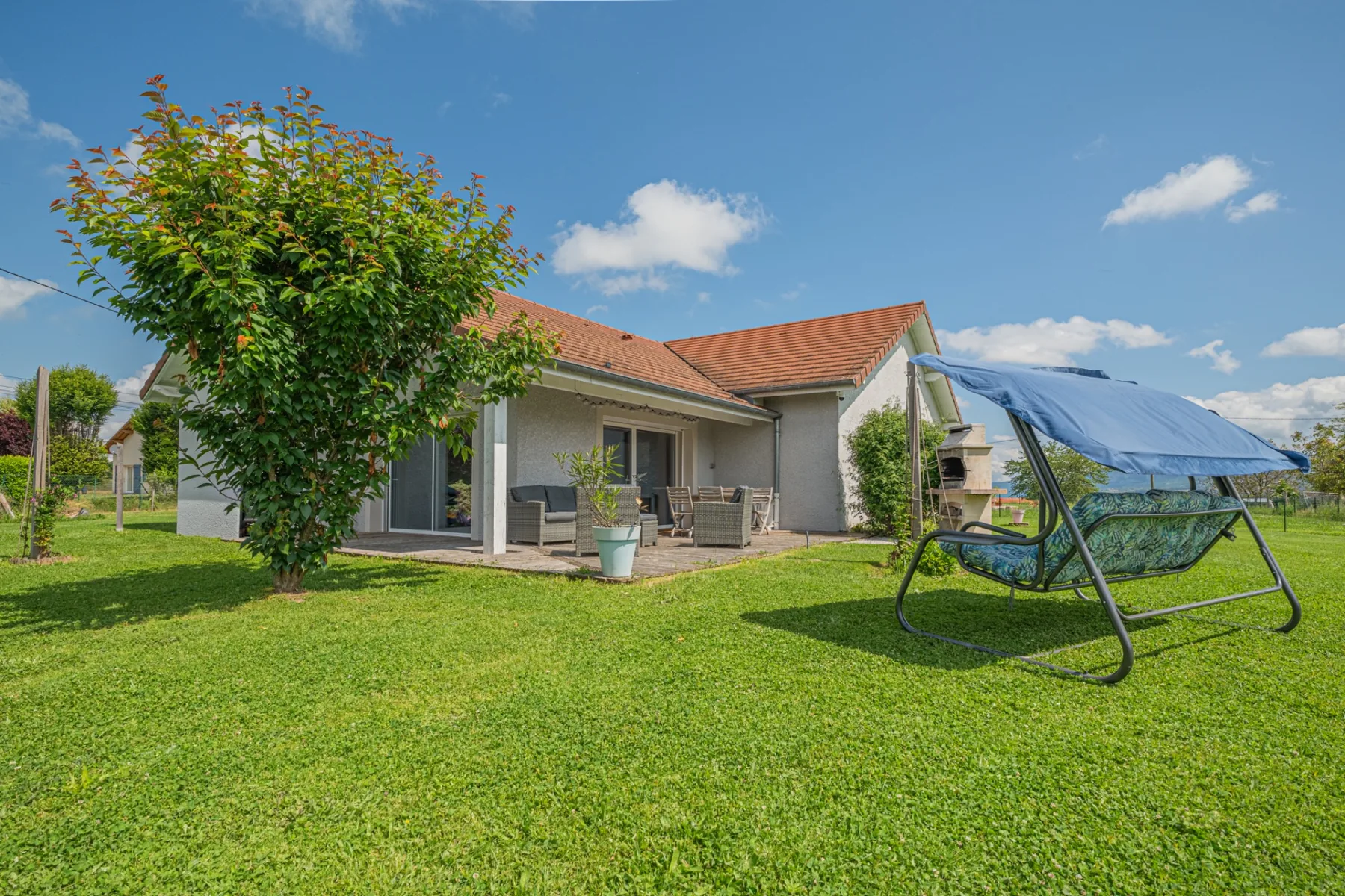 Maison avec jardin dans le secteur local