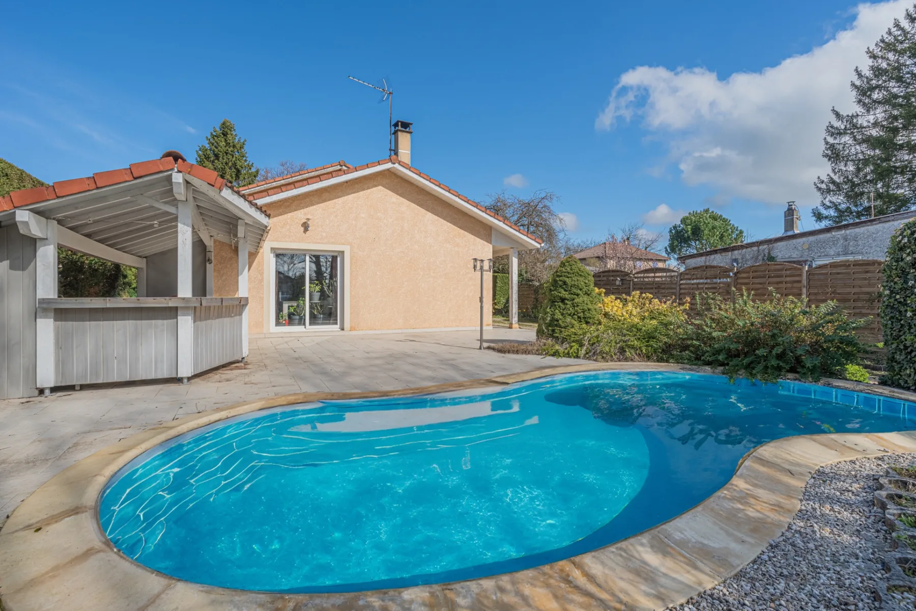Maison avec piscine dans le secteur local